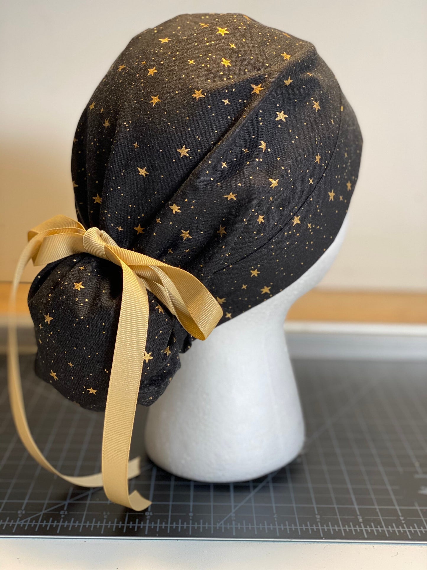 black and gold star scrub hat, black star scrub cap, surgical cap stars, Bonnet Head Designs