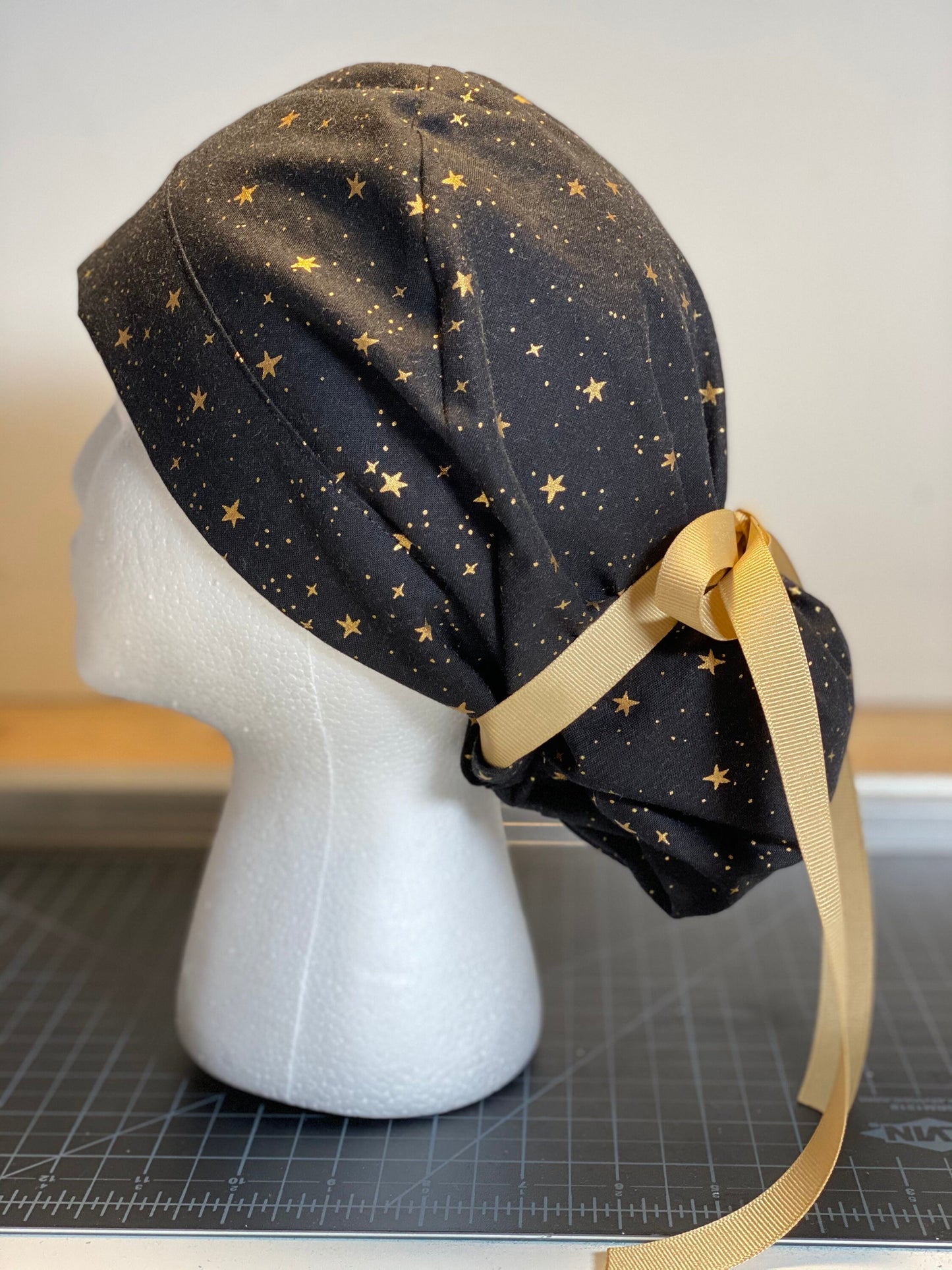 black and gold star scrub hat, black star scrub cap, surgical cap stars, Bonnet Head Designs