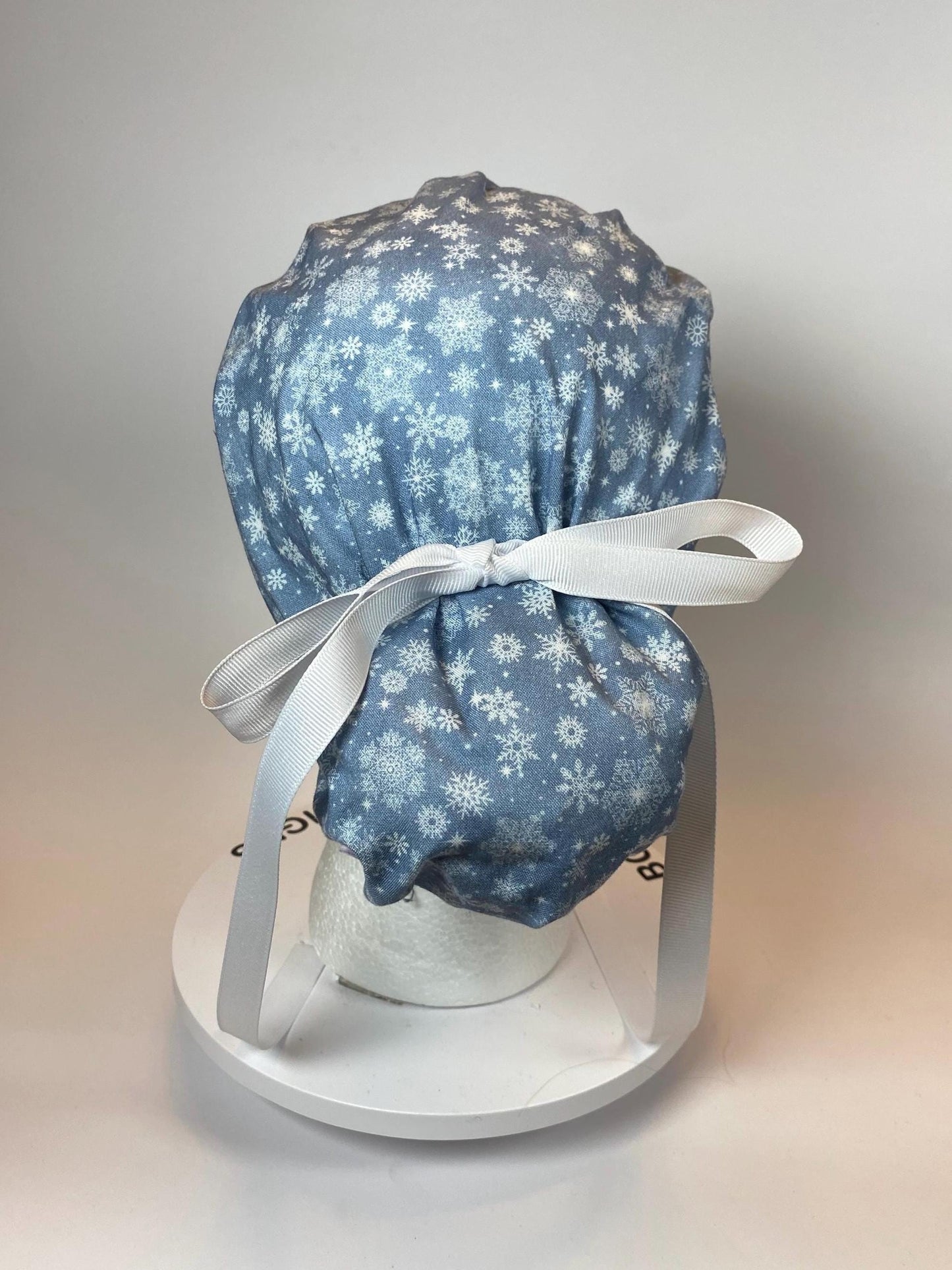 Snowflake print scrub cap, white and blue winter scrub hat, ponytail scrub cap snowflakes winter, Bonnet Head Designs